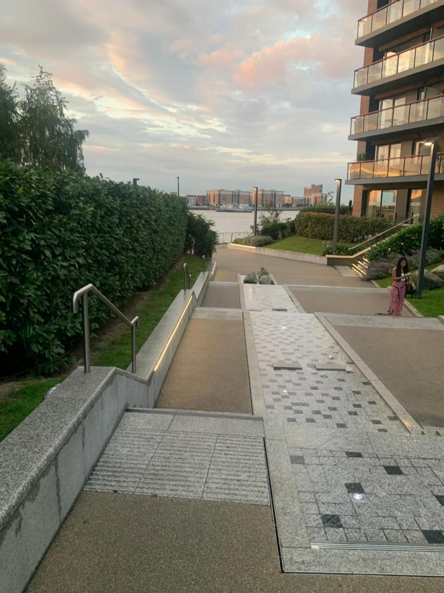 Luxury Riverside Apt With Easy Access To Central London, O2, Excel Centre And Parking Luaran gambar