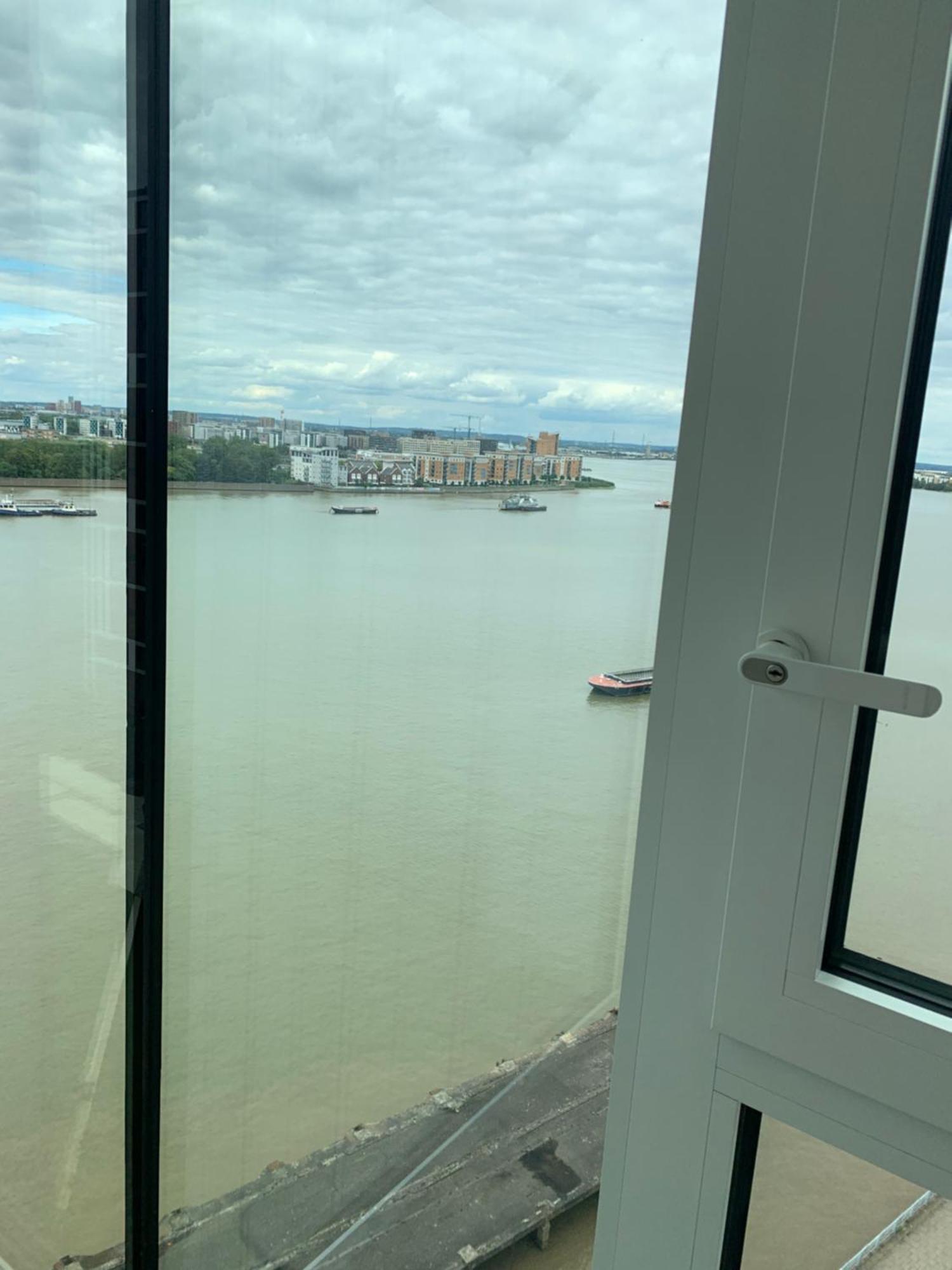Luxury Riverside Apt With Easy Access To Central London, O2, Excel Centre And Parking Luaran gambar