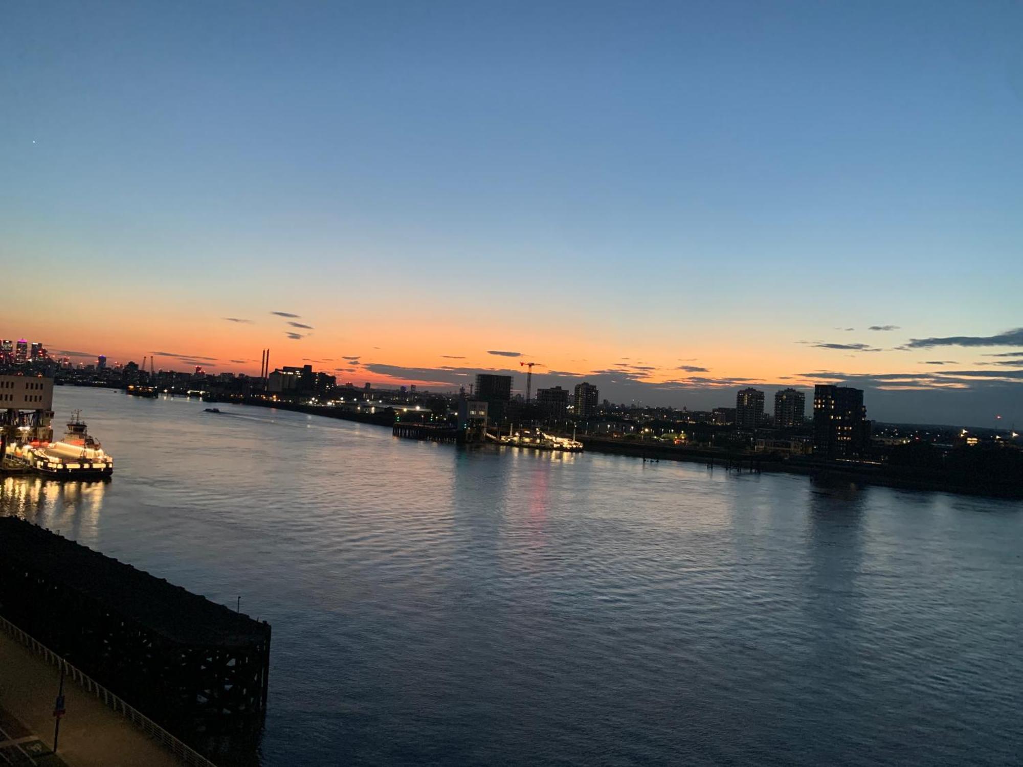 Luxury Riverside Apt With Easy Access To Central London, O2, Excel Centre And Parking Luaran gambar